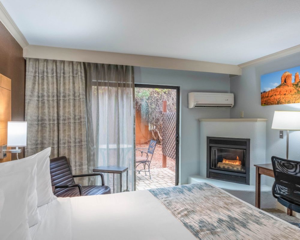 Spacious 1 King Bed Non-Smoking room at Arroyo Pinion Boutique Hotel in Sedona with modern amenities