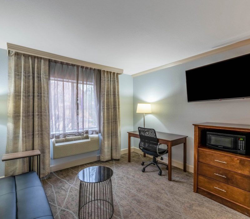 Fully equipped room at Arroyo Pinion Boutique Hotel featuring TV, oven, and refrigerator for a comfortable stay