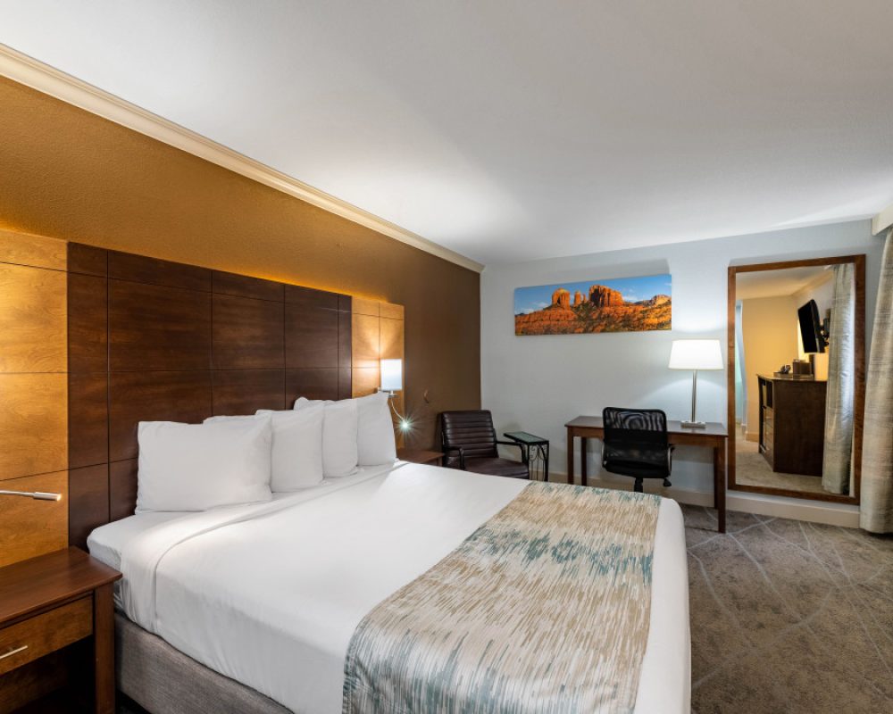 Cozy 1 Queen Bed room at Arroyo Pinion Boutique Hotel with modern amenities and comfortable bedding for a relaxing stay