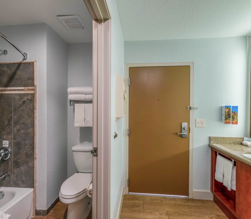 Non-smoking 2-person room at Arroyo Pinion Boutique Hotel with private bathroom, toiletries, and electronic locks for a comfortable stay