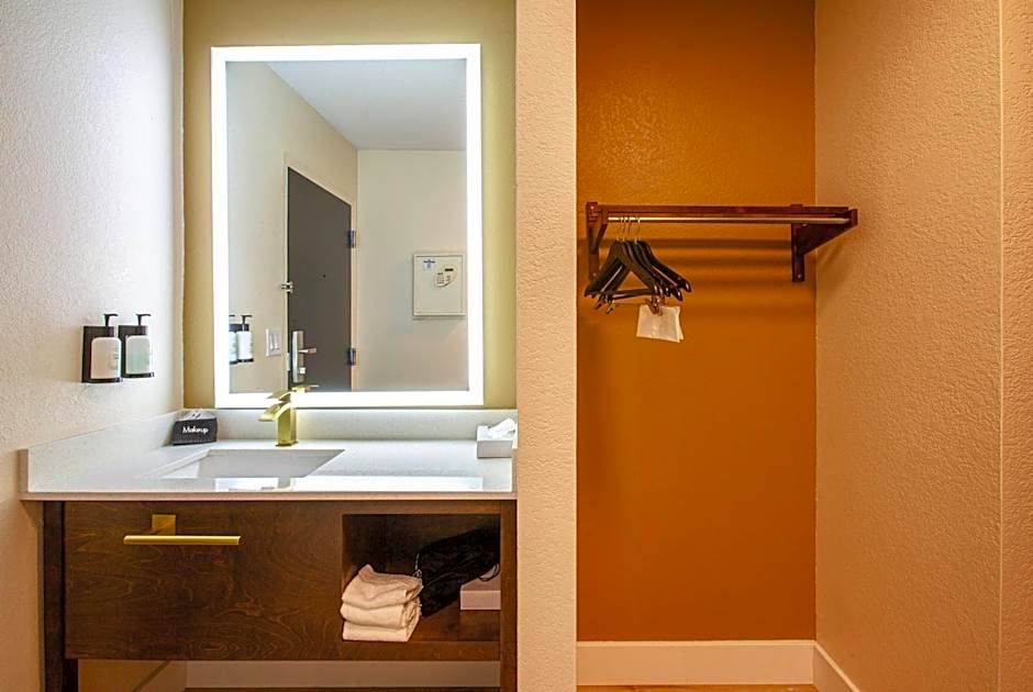King Suite with Soaking Tub, Fireplace and Patio