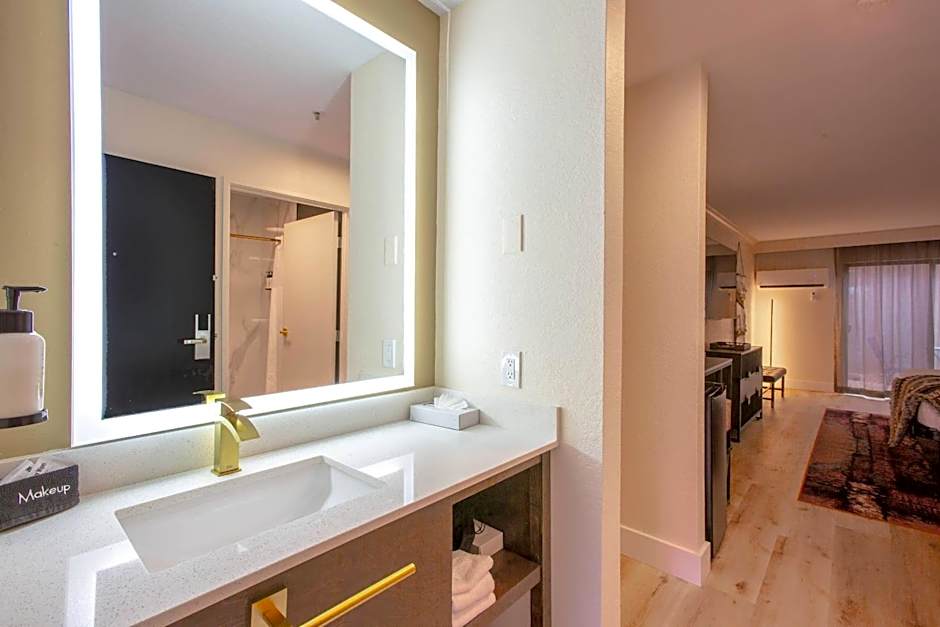 King Suite with Soaking Tub, Fireplace and Patio