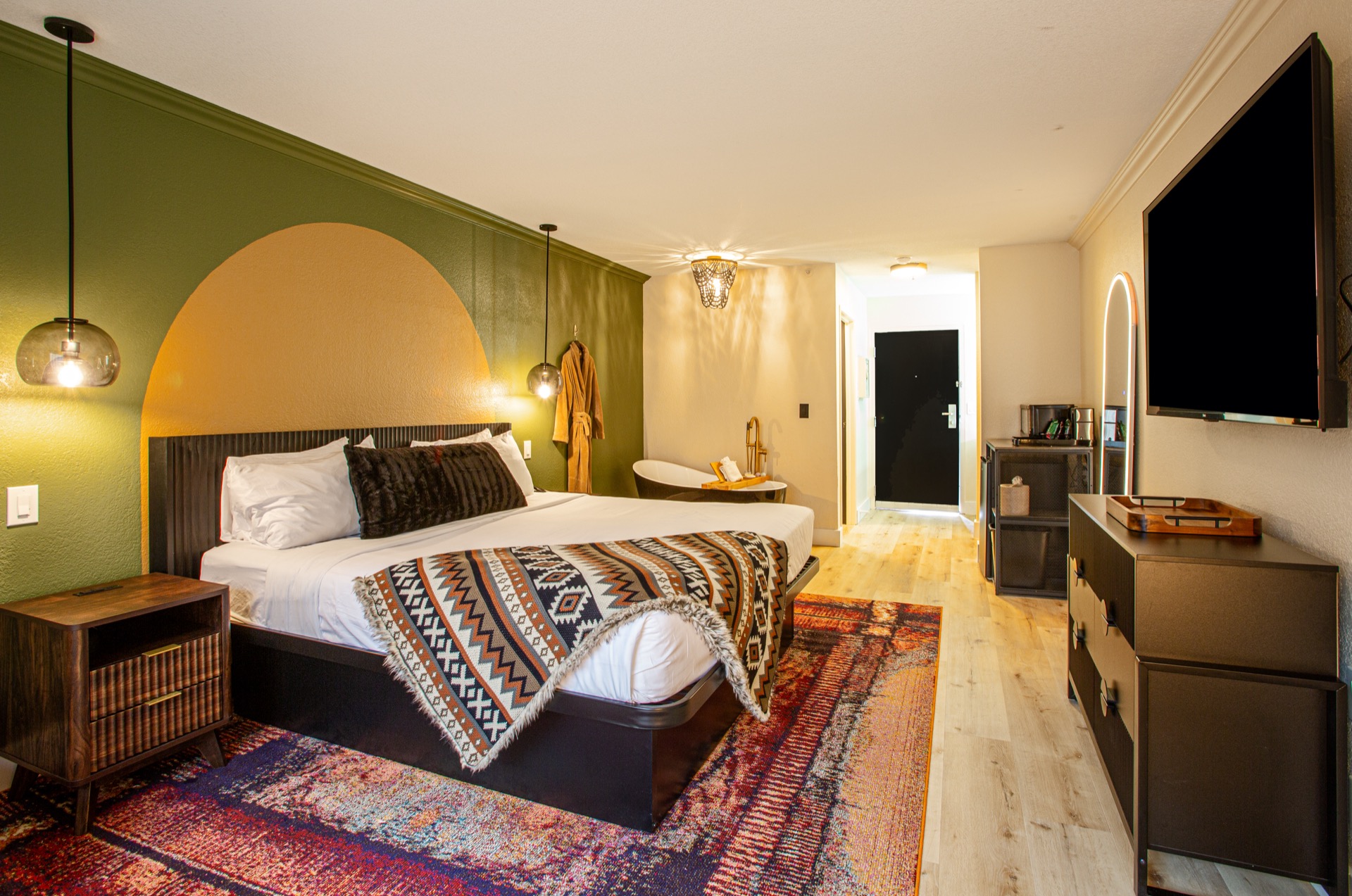 Sip & Stay package, King Suite with Soaking Tub, Fireplace and Patio