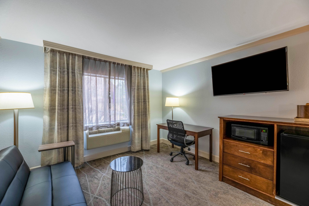 Fully equipped room at Arroyo Pinion Boutique Hotel featuring TV, oven, and refrigerator for a comfortable stay